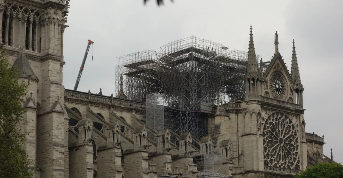 Dělníci na lešení Notre-Dame kouřili. Požár však nezpůsobili, tvrdí stavební firma