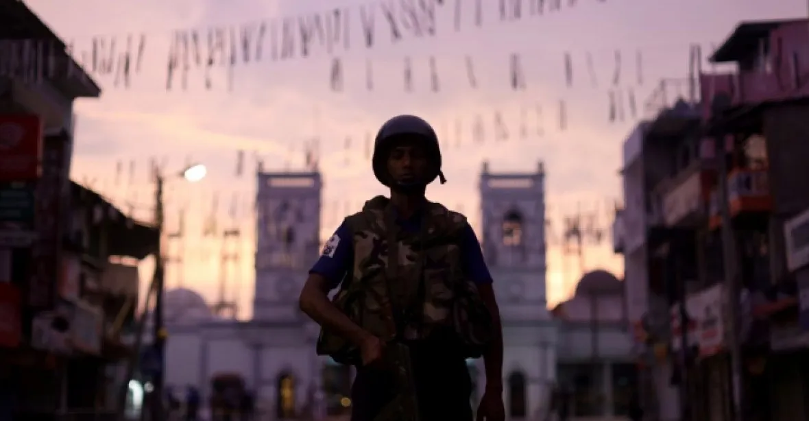 Teror proti křesťanům. Srílanská policie kvůli vazbám na IS stále pátrá po 140 lidech. Boj s ozbrojenci