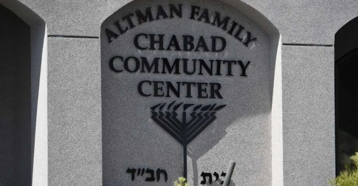 Antisemitský útok: 19letý mladík v synagoze zastřelil ženu, zranil i rabína