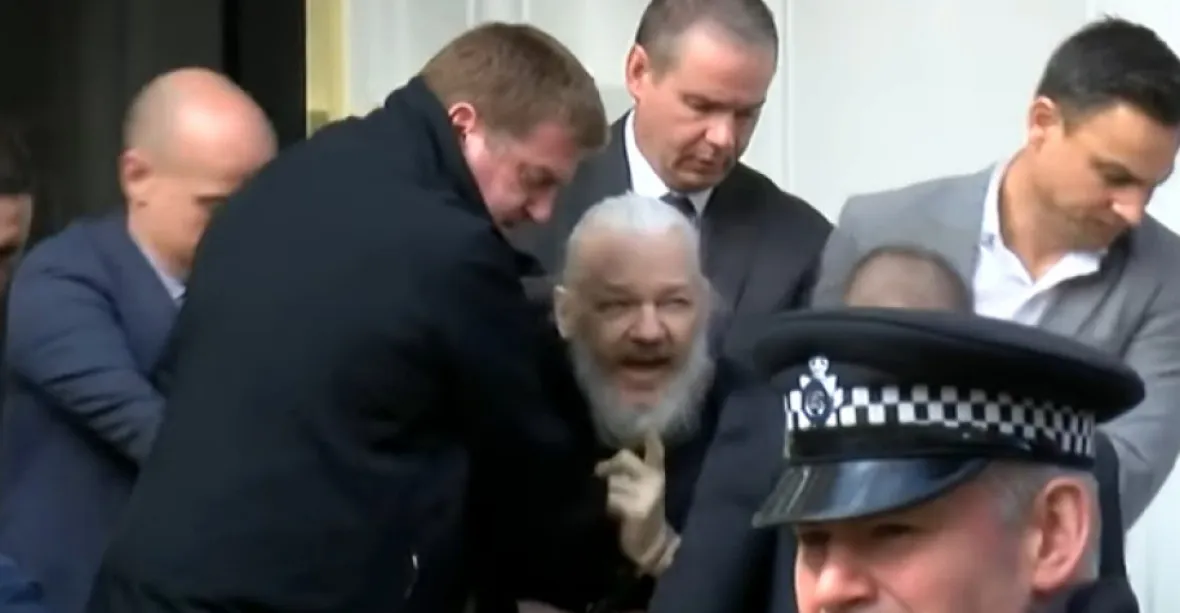Assange v Británii odsoudili za porušení kauce. Dostal téměř rok