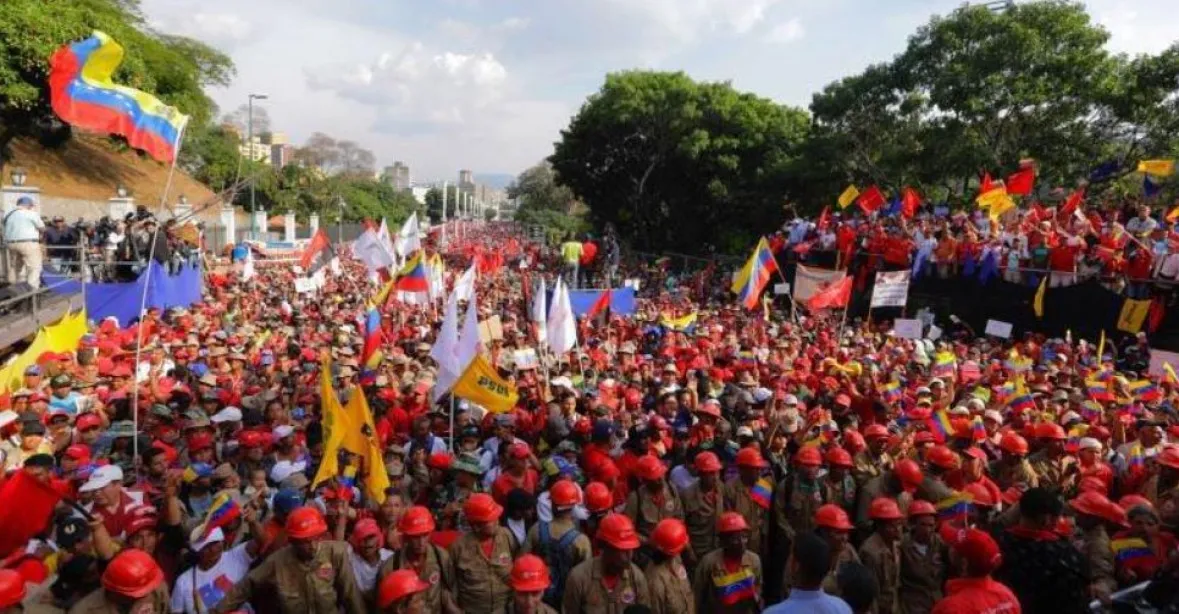 Při protestech ve Venezuele zemřeli čtyři lidé, stovky zraněny. Maduro hrozí zatčením všech zrádců
