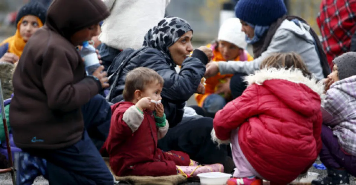 Maďarsko prý odpírá jídlo žadatelům o azyl. Některým až pět dní, tvrdí mluvčí OSN