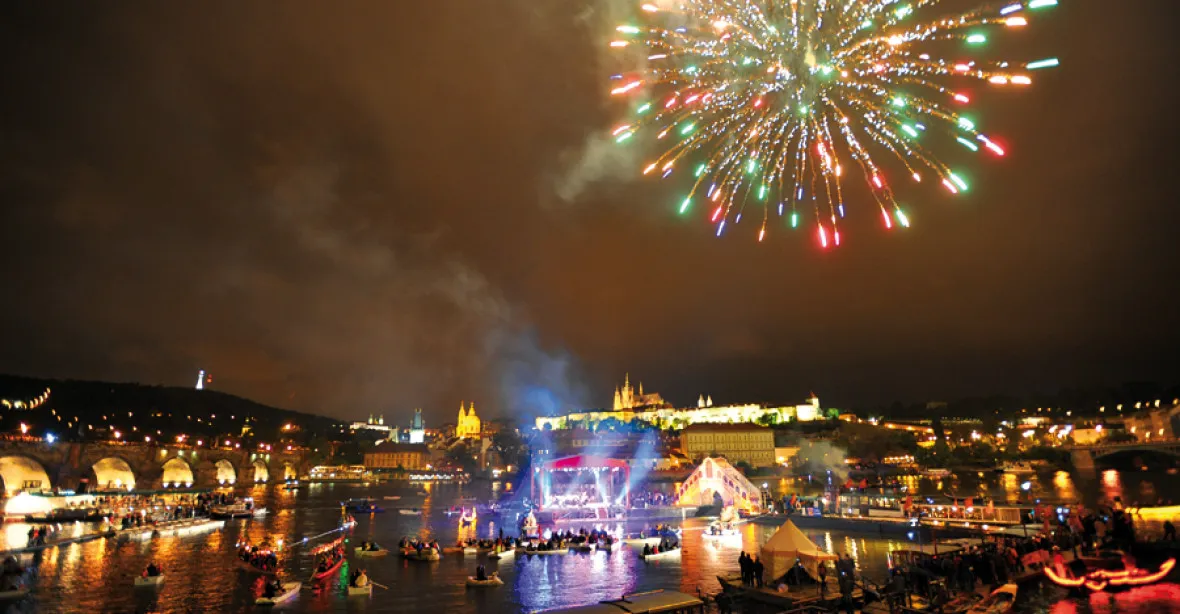 Svatojánské oslavy doprovodí gondoly a koncert na Vltavě. Vše završí barokní ohňostroj