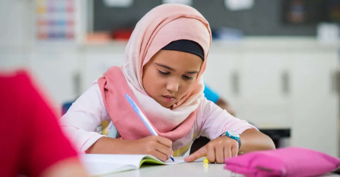 Boj o islamizaci školství. Rakouští muslimové dají zákaz šátků k ústavnímu soudu