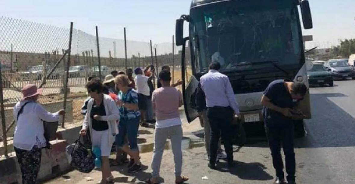 Autobus s turisty v Egyptě zasáhla exploze. Nejméně 17 zraněných