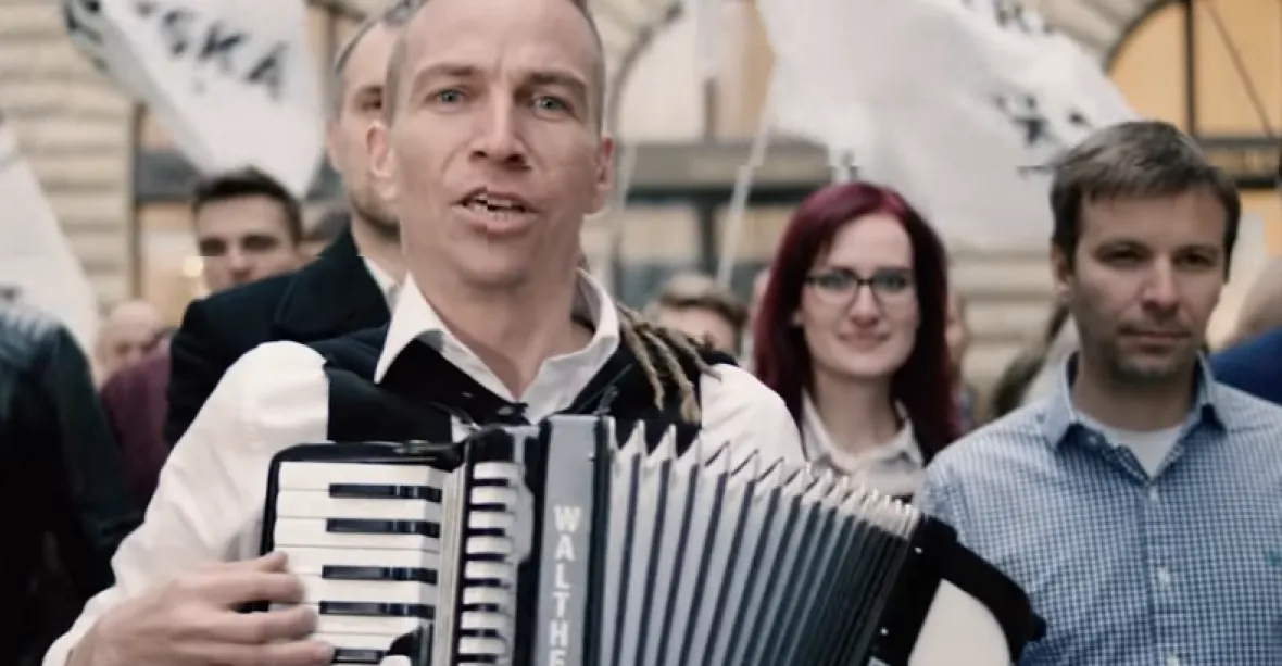 VIDEO: Piráti jdou na voliče zpěvem. Bartoš hraje na akordeon a varuje před populisty a spol.