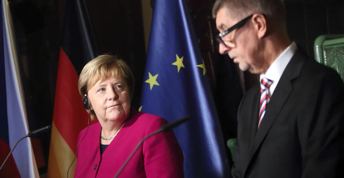Spiegel: Premiéři V4 chtěli Merkelovou v čele Evropské rady
