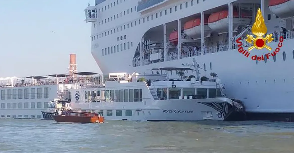 VIDEO: Lidé v děsu prchali. Obří loď najela v Benátkách do mola a jiné lodi, na místě jsou zranění