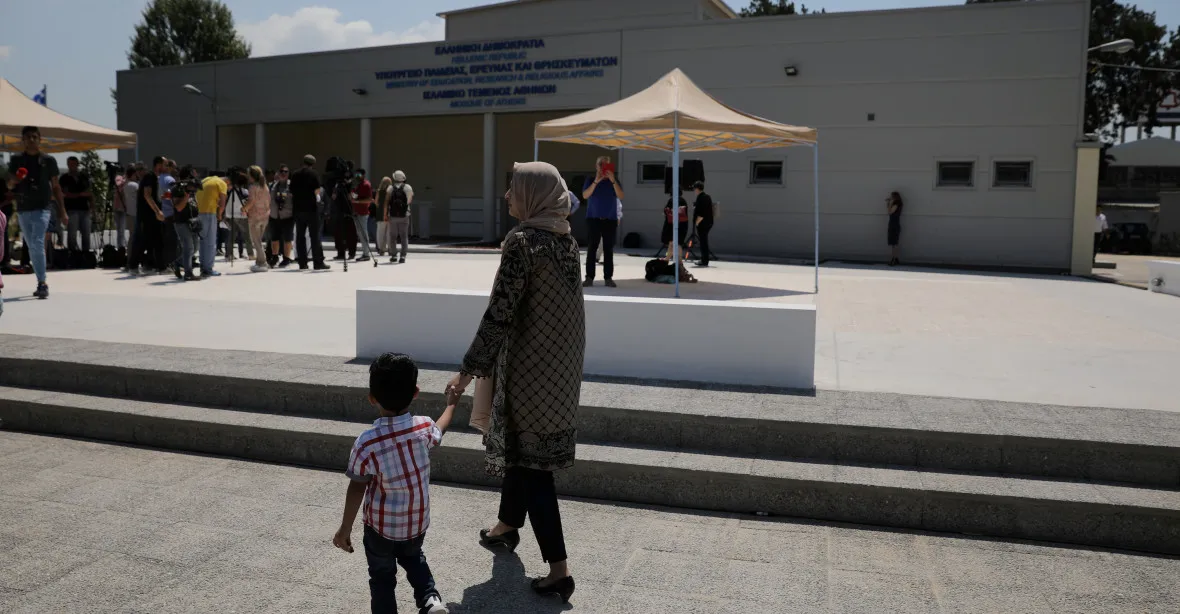 V Aténách otevřeli první moderní oficiální mešitu. Nemá minaret ani kopuli