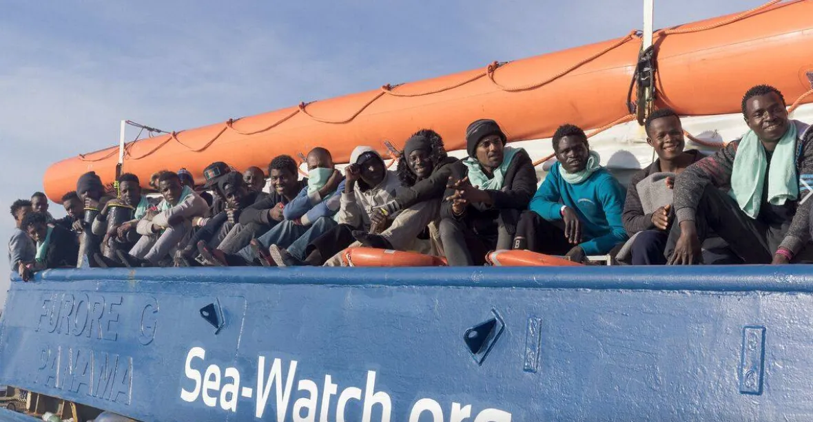 Němka spasila tisíce uprchlíků na moři. Nyní v Itálii čelí obvinění a hrozí jí až 20 let vězení