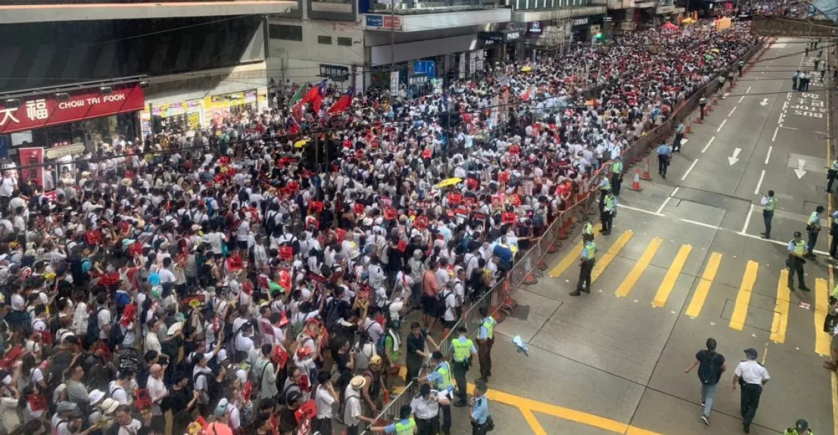 Statisíce lidí protestovaly v Hongkongu proti spornému zákonu