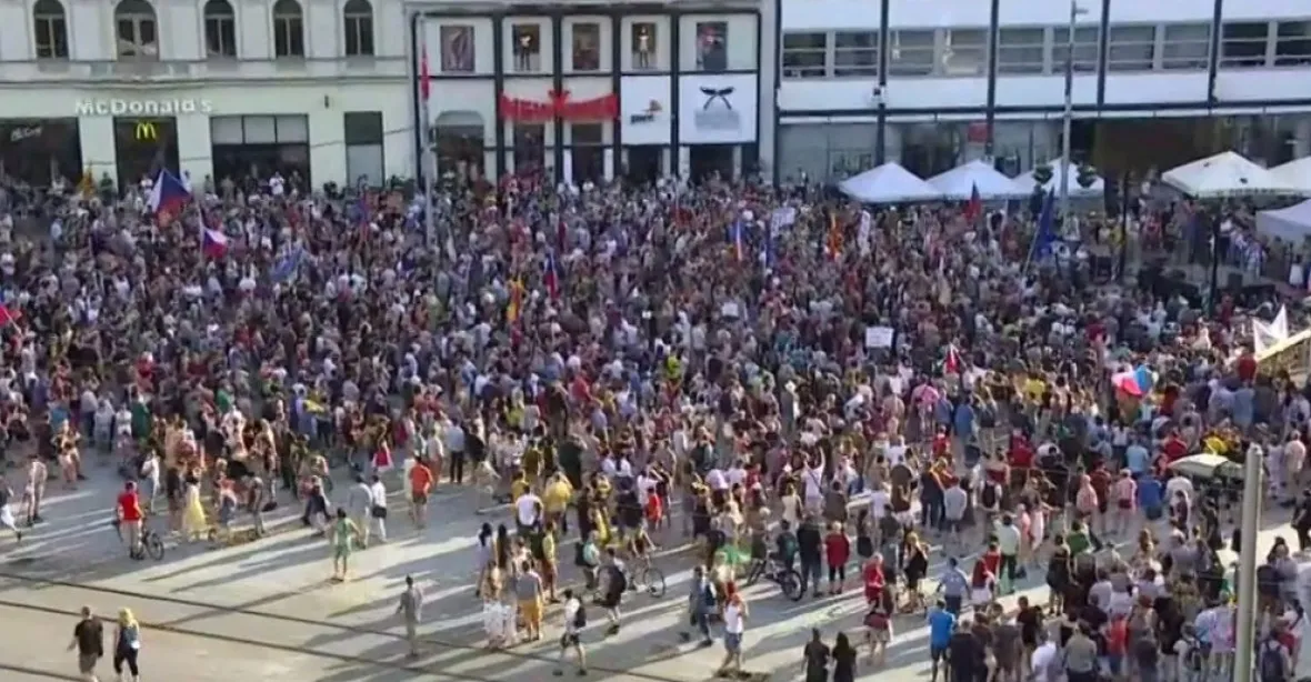 Českem zněla státní hymna. Na 300 místech se demonstrovalo proti Babišovi