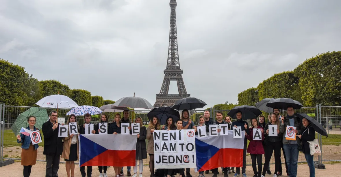 Proti Babišovi se demonstrovalo i pod Eiffelovou věží. Krajané žádali premiérovu demisi