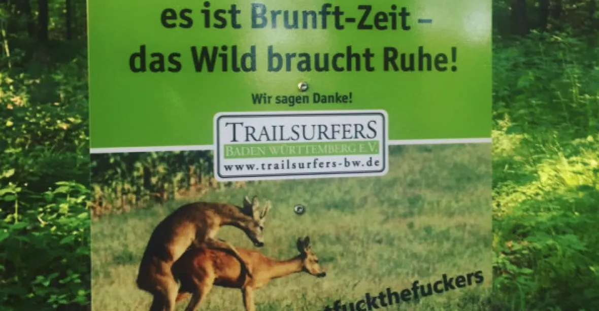 Němečtí cyklisté žádají o klid v lese plakátem páření zvěře