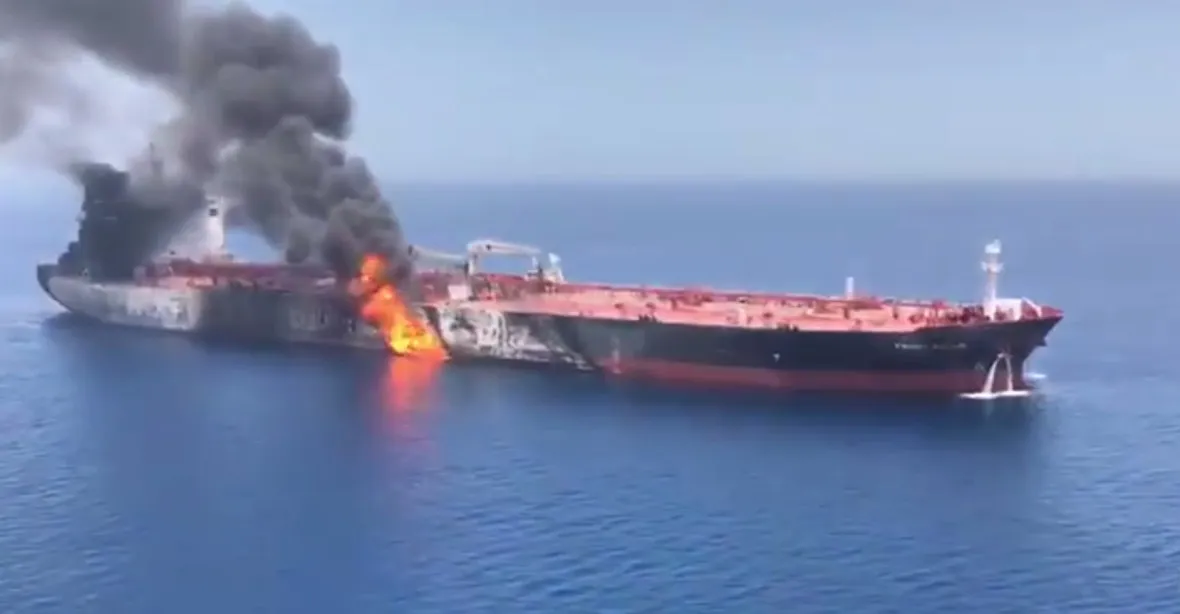 Dva ropné tankery v Ománském zálivu se zřejmě staly terčem útoku, mluví se o zásahu torpédem