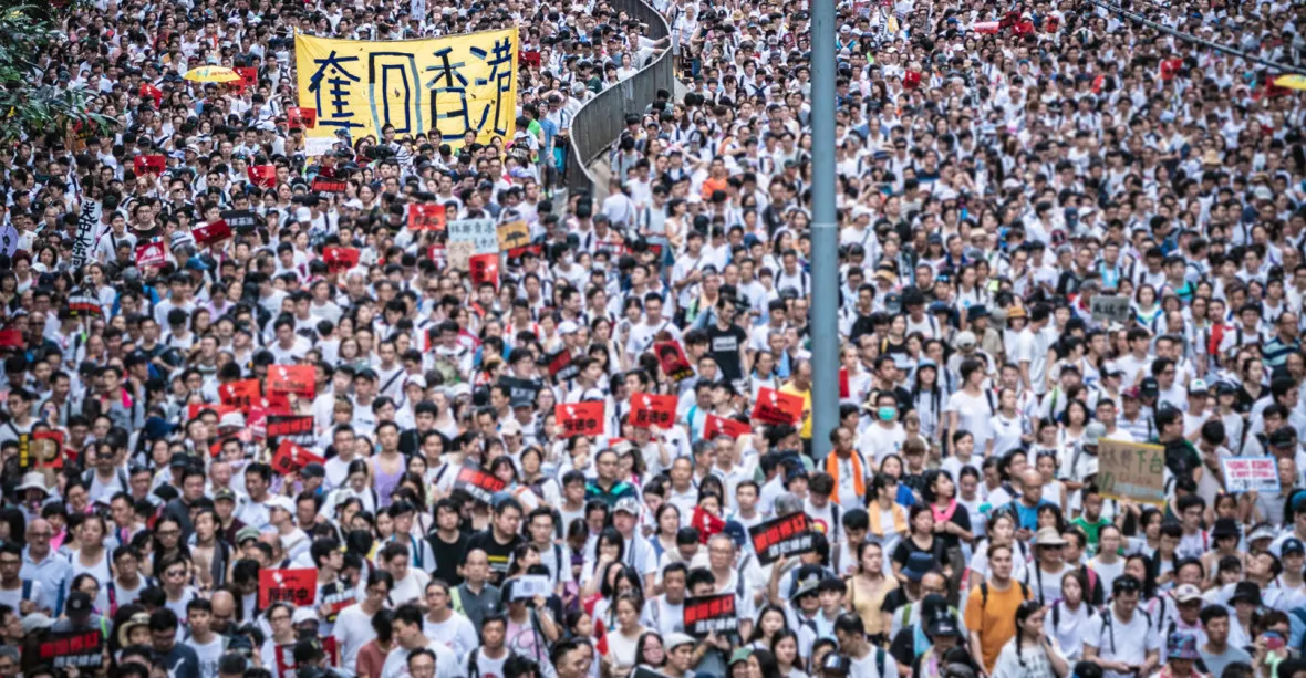 „Správkyně Hongkongu se omluvila málo.“ Lidé dál volají po stažení zákona
