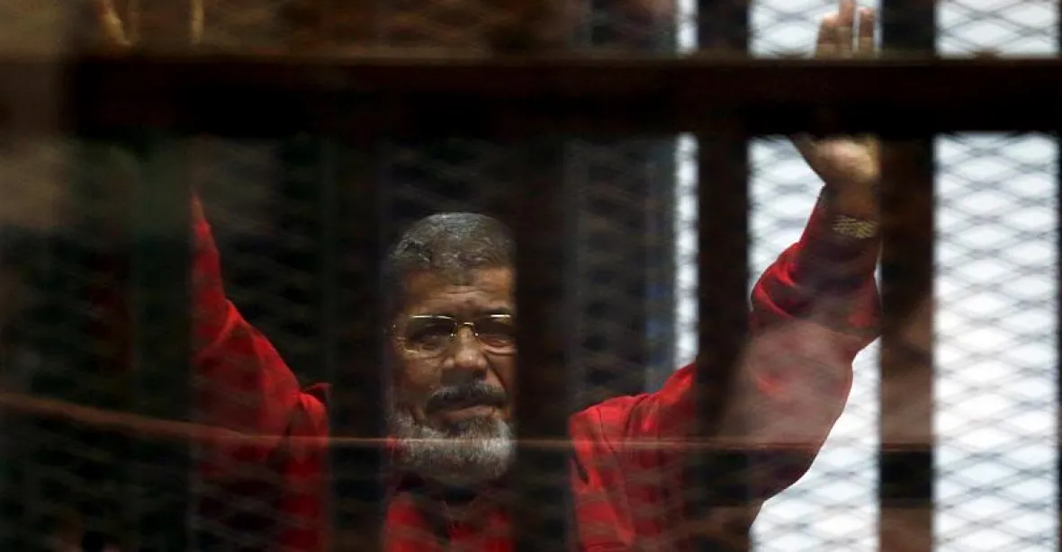 Egyptský exprezident Mursí omdlel při soudním jednání a zemřel