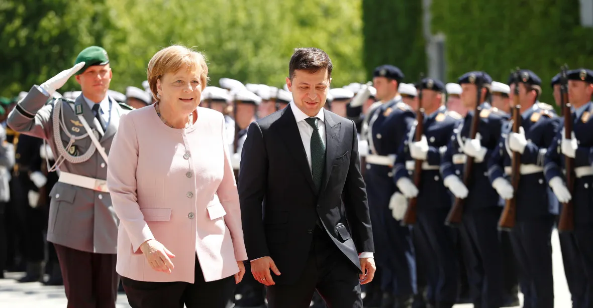 VIDEO: Dehydratace? Merkelová se při ceremonii začala silně třást