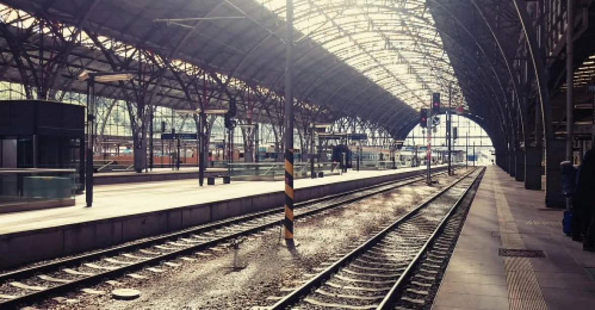 Vlaky v Praze jezdí omezeně a nabírají zpoždění. Na vině je pokus o krádež kabelů