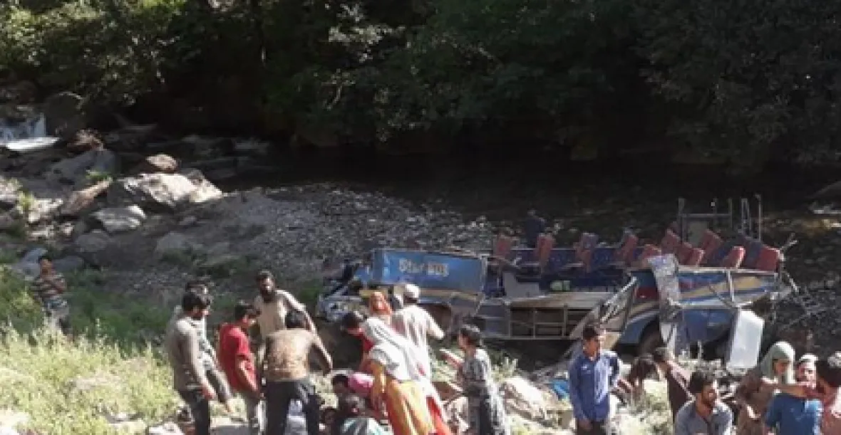 Přeplněný indický autobus spadl do strže. Zemřelo nejméně 35 lidí
