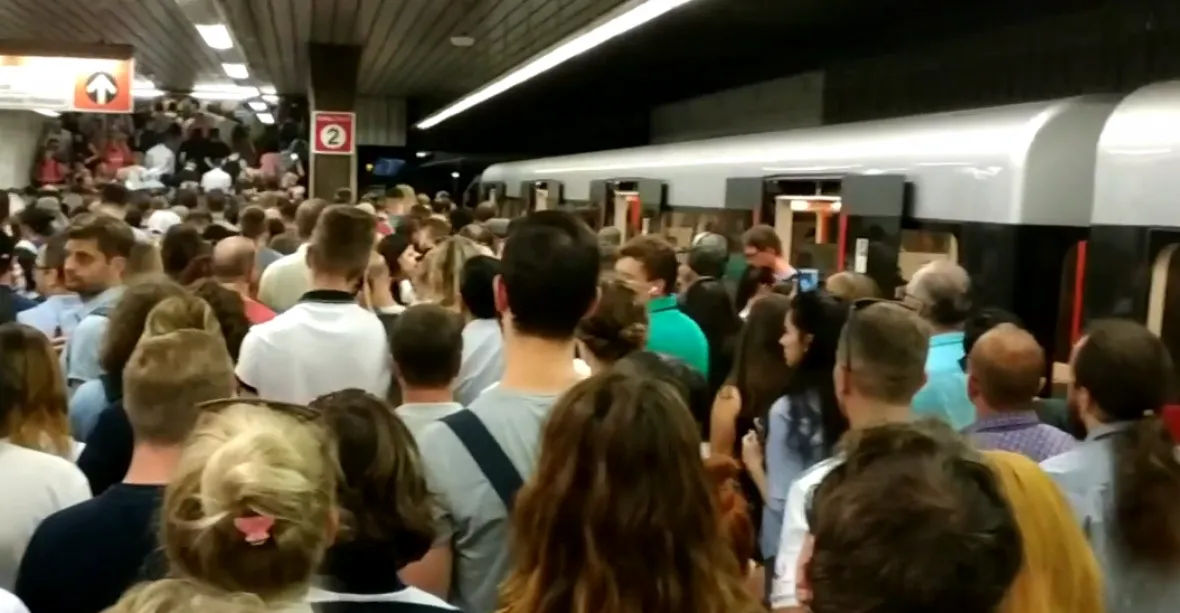 Kolaps v pražské dopravě. Dopravce musel zavřít i stanici metra
