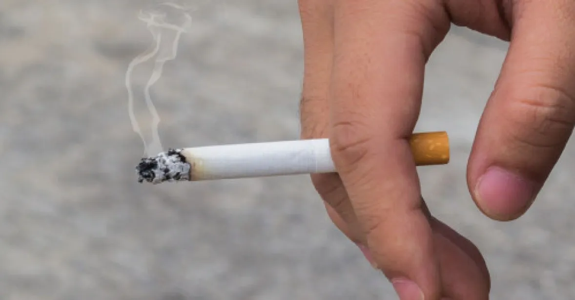 Švédové si už před restauracemi nezapálí. Zákaz kouření platí i na nástupištích
