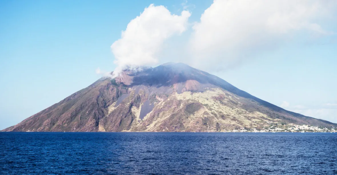 VIDEO: Sopka Stromboli zabíjela. Lidé v panice skákali do moře
