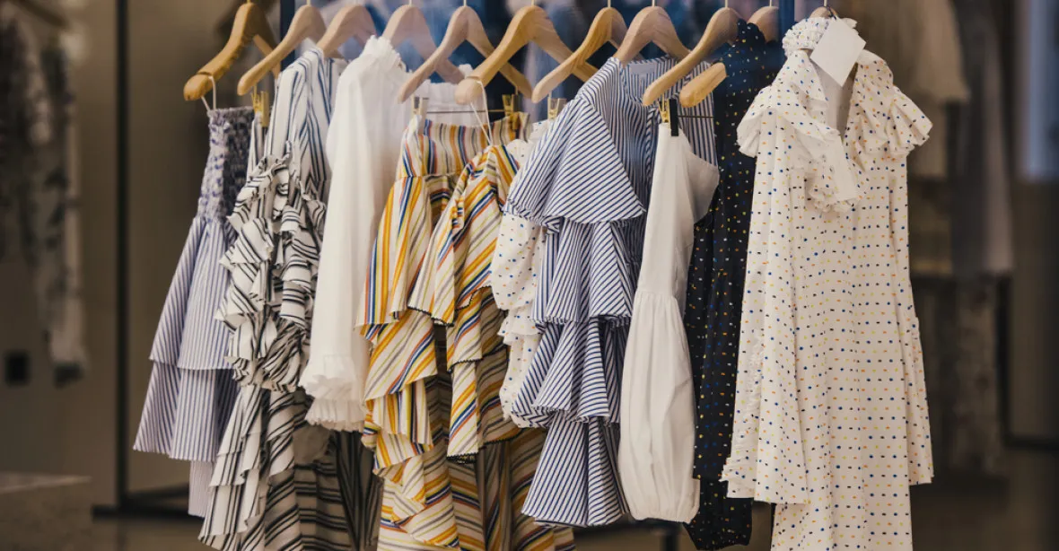 Britové v létě utratí 77 miliard za šaty, které oblečou jen jednou a pak je vyhodí