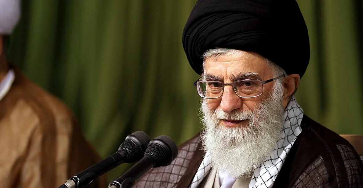 Ovládá armádu, soudy i média. Ájatolláh Chameneí je pravým vládcem Íránu