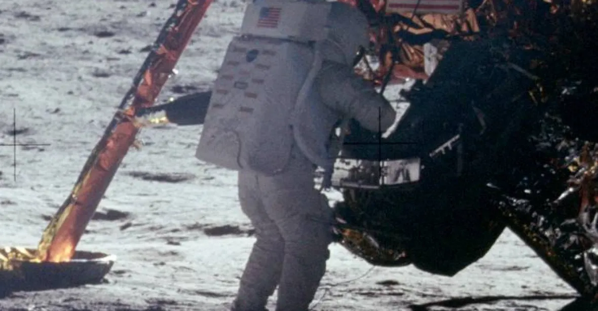 VIDEO: Výlet na Měsíc provázela dramata. Armstrong si pouštěl Dvořáka