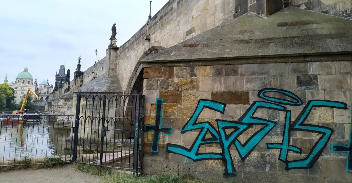 Cizinci počmárali Karlův most velkým graffiti