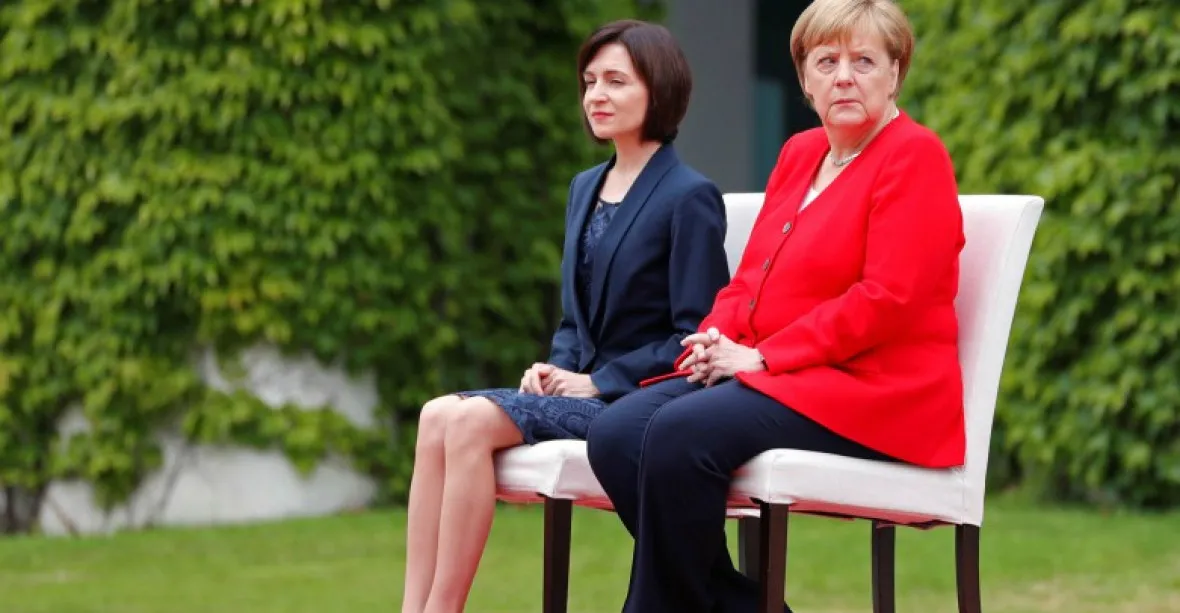 „Kohlovo děvče“ Merkelová slaví pětašedesátiny. Otazníky nad jejím zdravím ale zůstávají