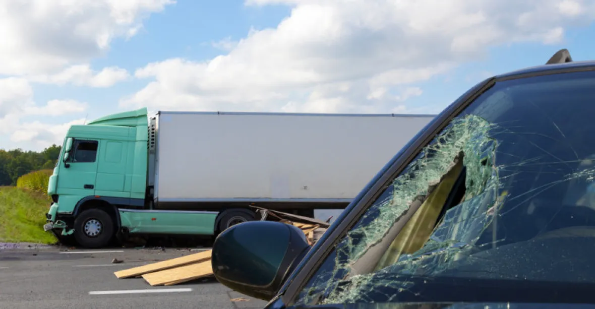 Opilý český řidič kamionu havaroval na slovenské dálnici, nadýchal přes dvě promile