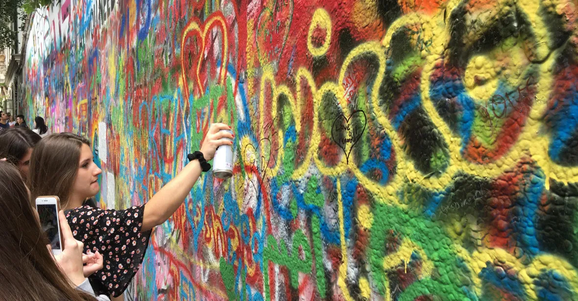 OBRAZEM: Turisté se u Lennonovy zdi vymykají kontrole. Z místa je pouťová atrakce