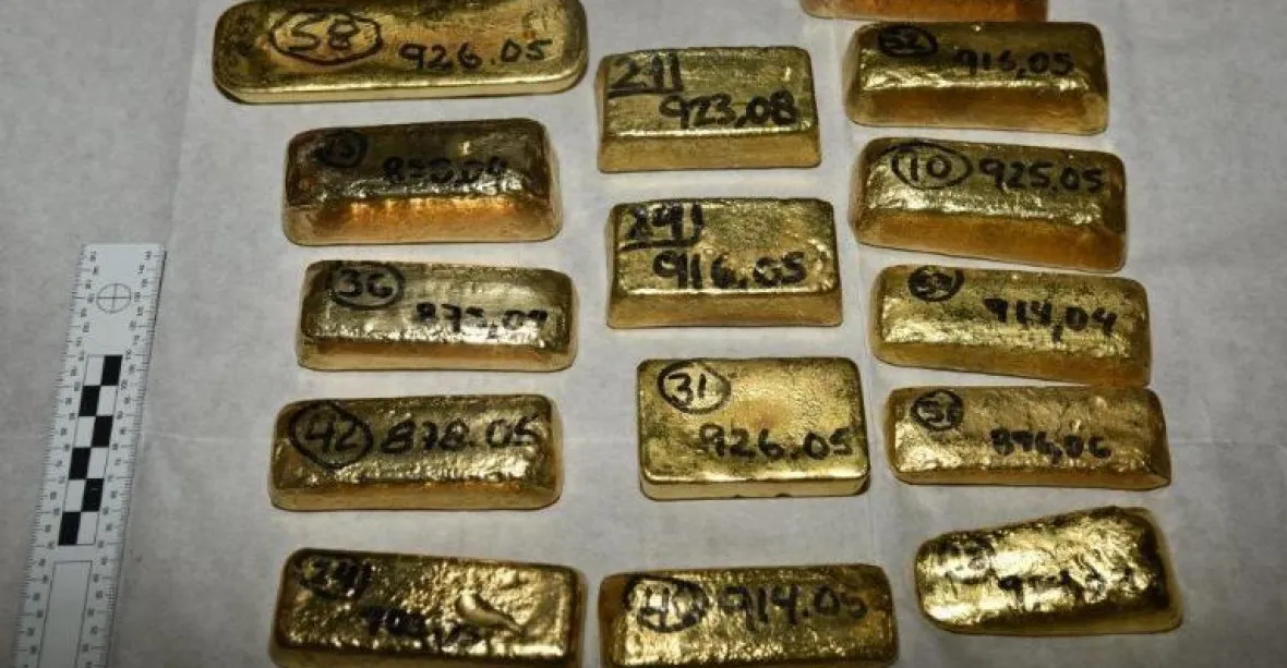 Policie na londýnském letišti zabavila přes sto kilogramů zlata
