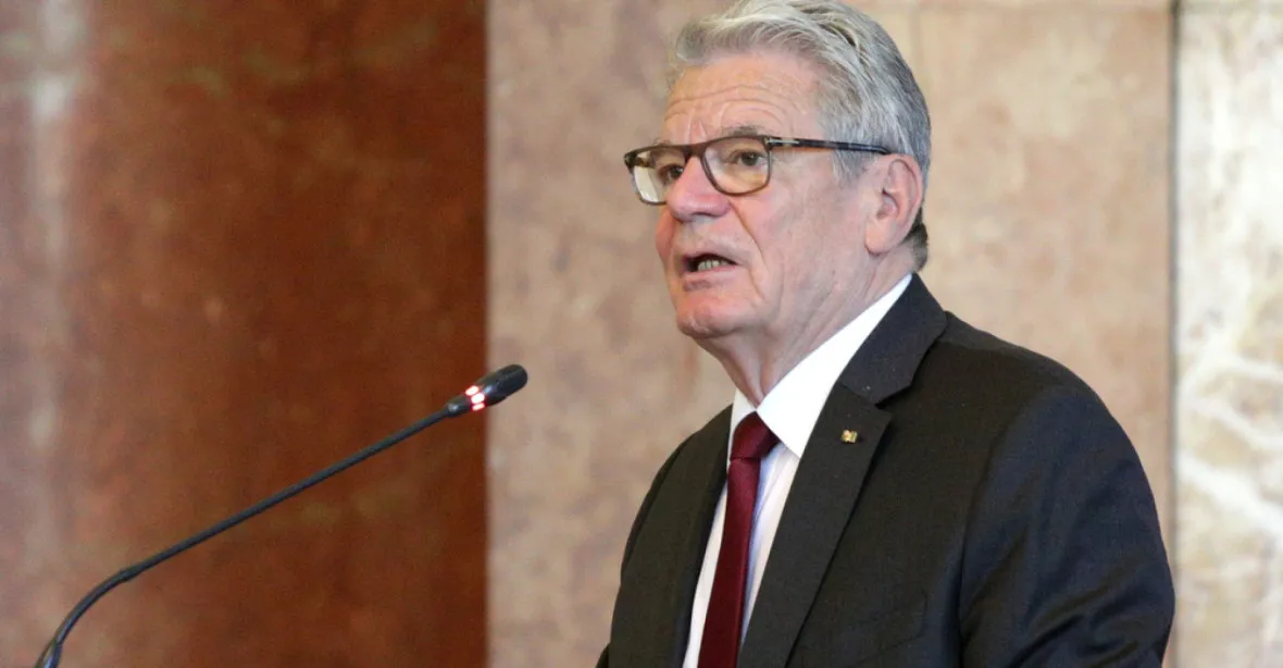 Na Baltu se převrhla plachetnice s německým exprezidentem Gauckem