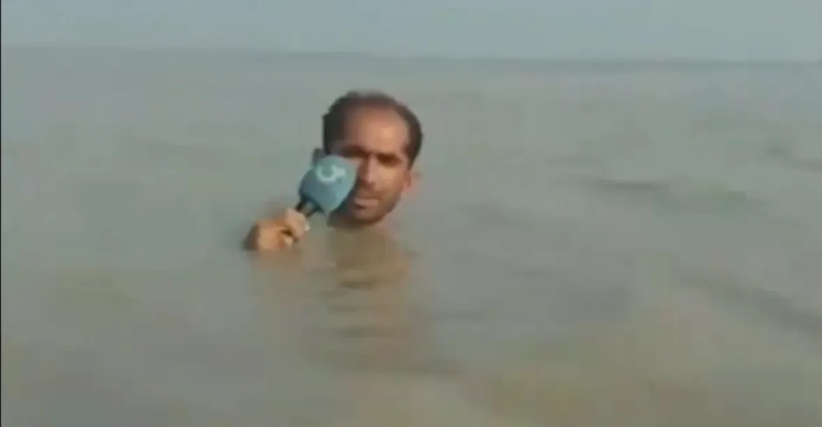 VIDEO: Ponořený do své práce. Reportér stojící po krk ve vodě se stal virálním hitem