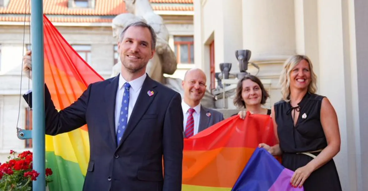 Začíná Prague Pride. Primátor Hřib vyvěsil na radnici duhovou vlajku