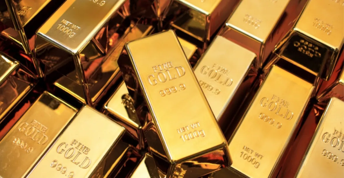 Cena zlata strmě letí, překonala 1500 dolarů za unci. Může za to spor mezi USA a Čínou