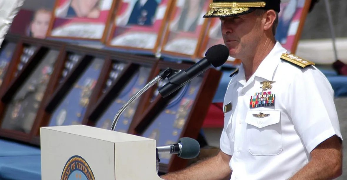 Trump jmenoval nového šéfa tajných služeb bývalého viceadmirála Maguira