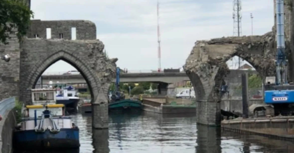Belgické město zbouralo část gotického mostu ze 13. století, chce větší lodní dopravu