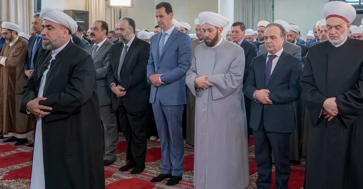 Asad po čase na veřejnosti, modlil se v damašské mešitě. V bojích stále vítězí