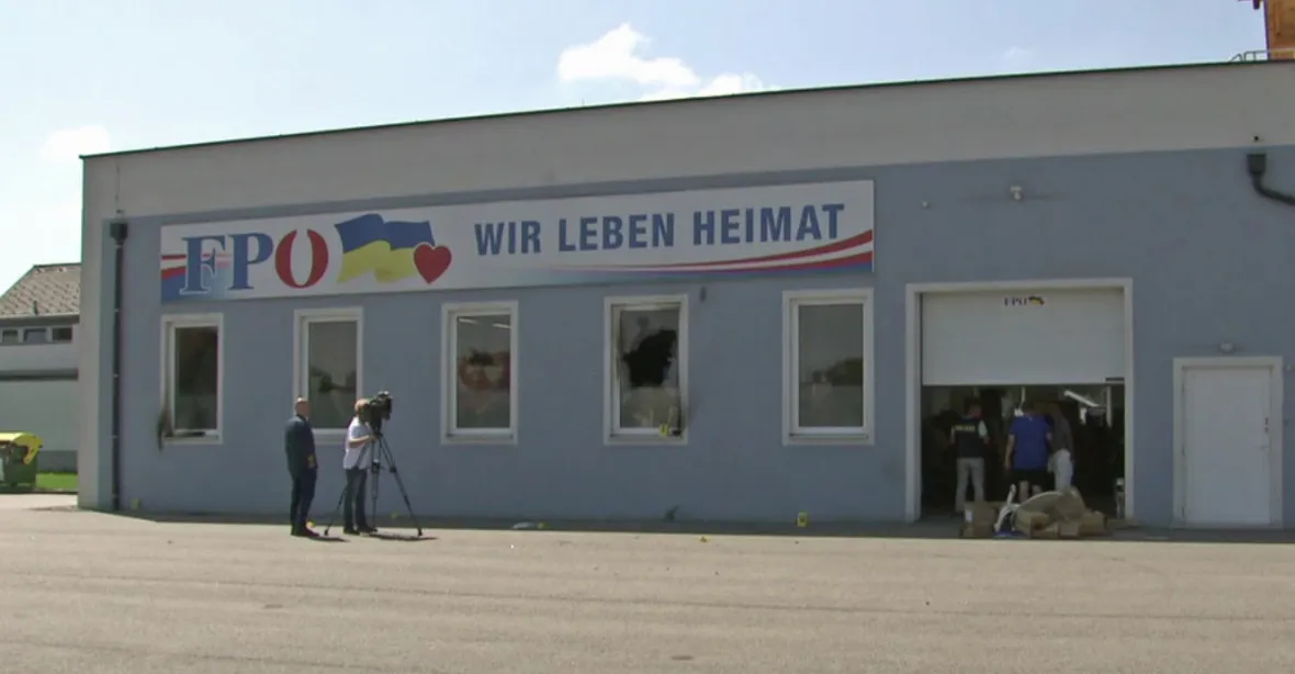 VIDEO: Žháři zaútočili na sídlo FPÖ. Jeden z nich se omylem sám zapálil