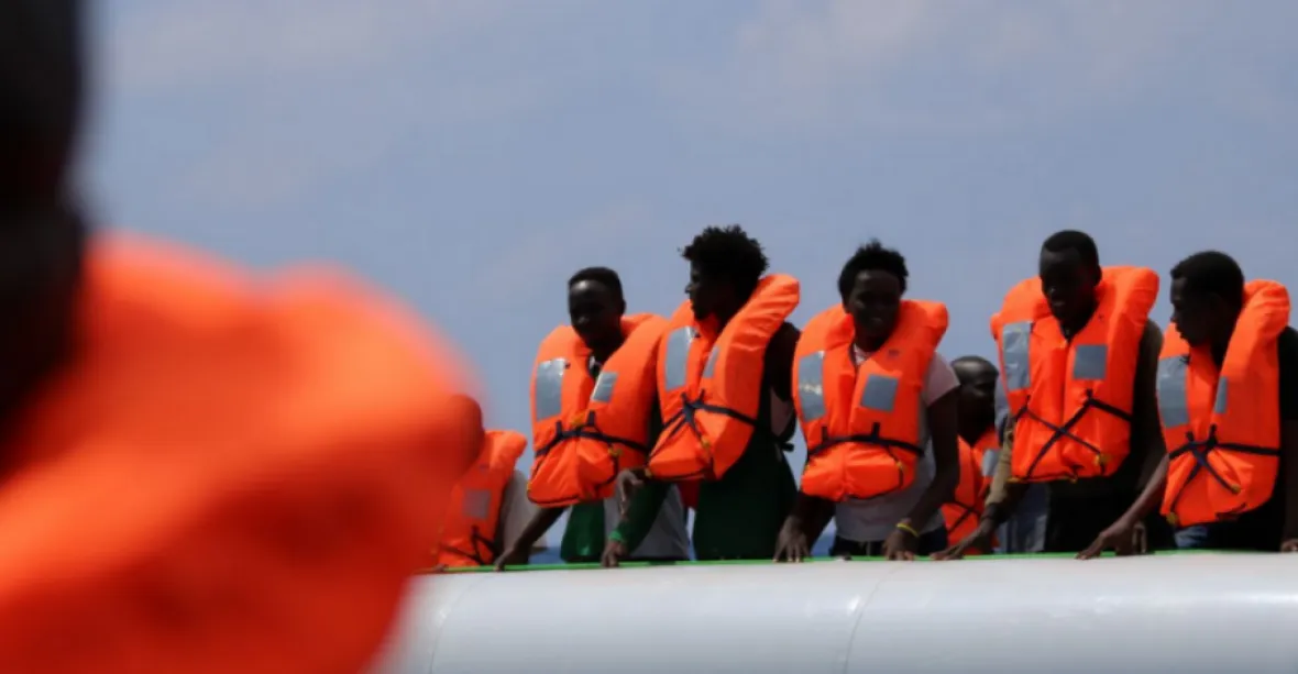 Loď s migranty vplula po zrušení zákazu do italských vod