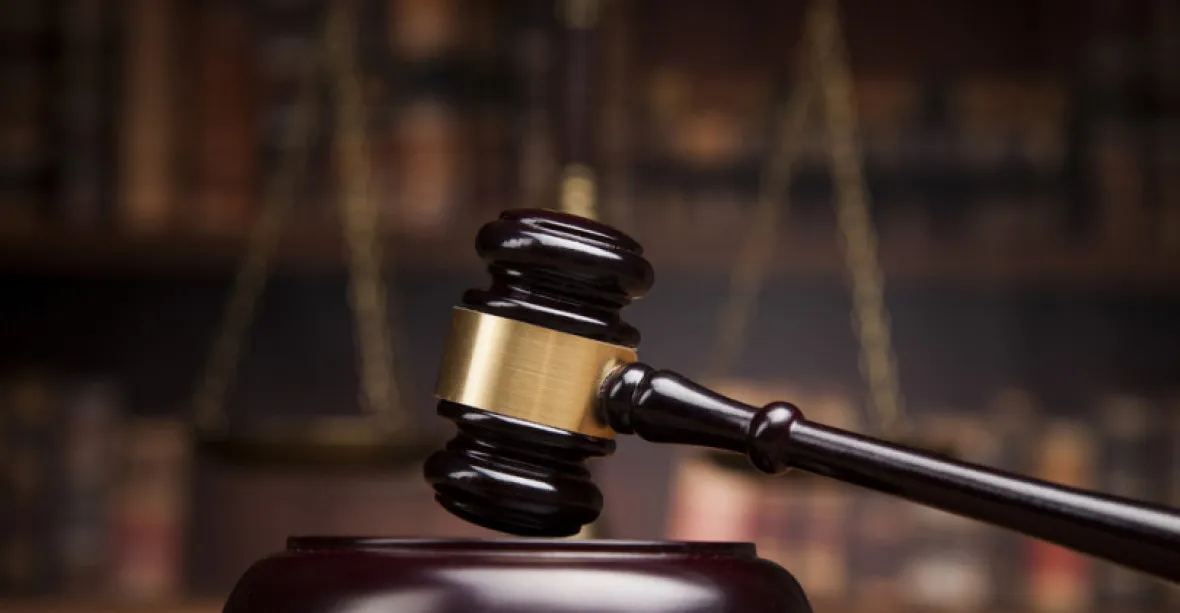 Soud zrušil verdikt osvobozující muže, kteří v tramvaji zmlátili černocha