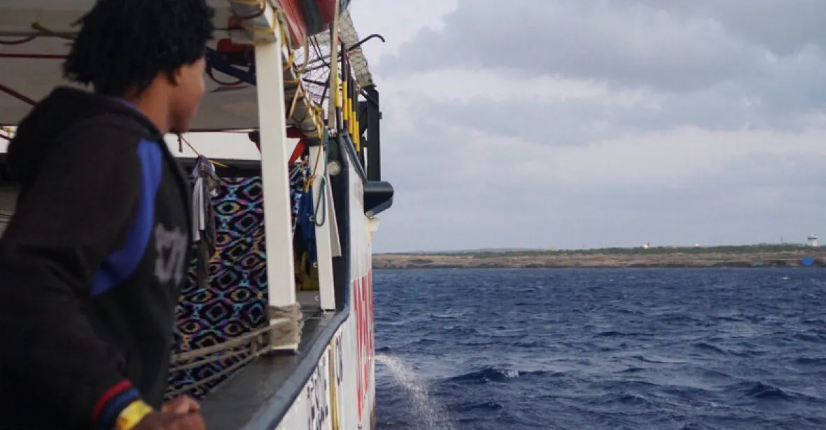Migranti skáčou z Open Arms do vody. Pomoc nabídlo Španělsko, loď ji ale odmítla