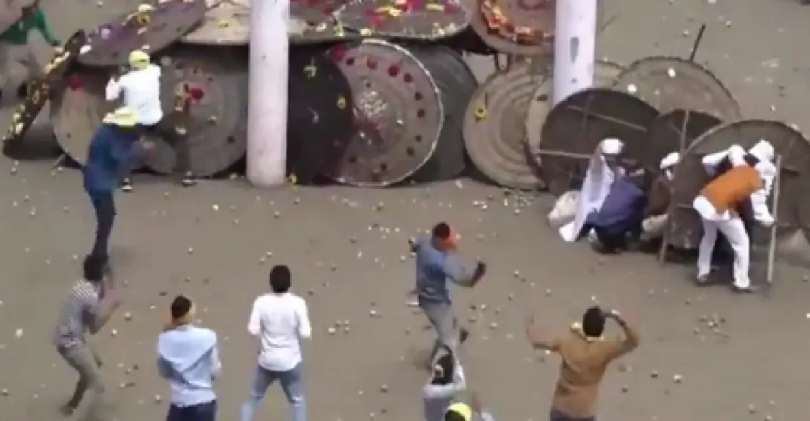 VIDEO: Házejí na sebe kameny ve jménu víry. Indický festival skončil více než stovkou zraněných