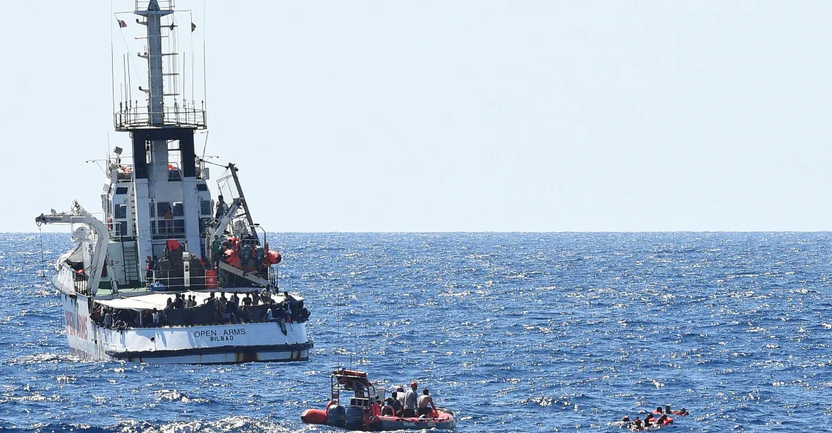 Na ostrově Lampedusa se po téměř třech týdnech vylodili migranti z lodi Open Arms