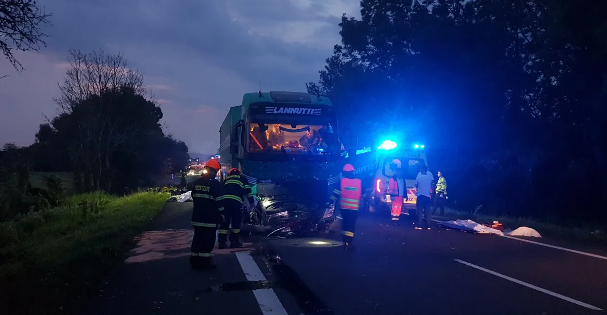 Tragická nehoda na Hodonínsku. Čelní srážku auta s kamionem nepřežili čtyři lidé