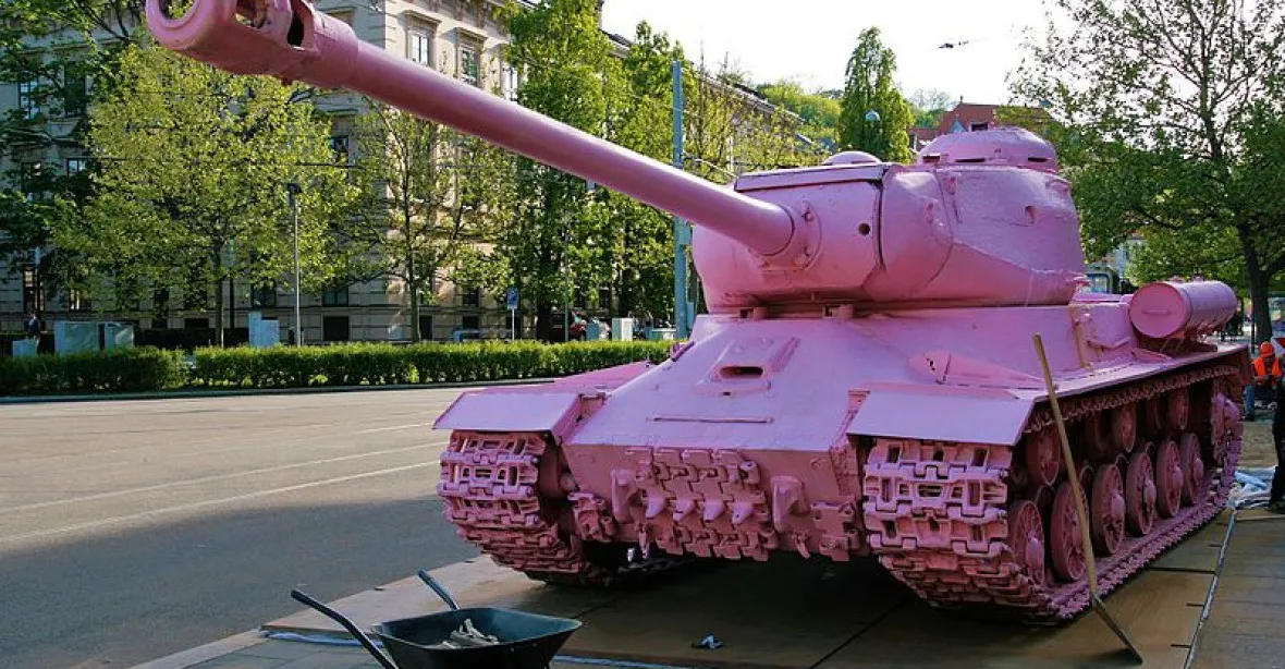 Růžový tank se jako symbol svobody objeví ve Stockholmu, dorazí i ministr Petříček